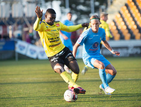 Mjällbys Kwame Bonsu  i matchen i Superettan mellan