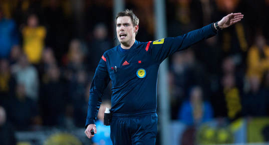 Domaren Magnus Lindgren i matchen i Superettan mellan