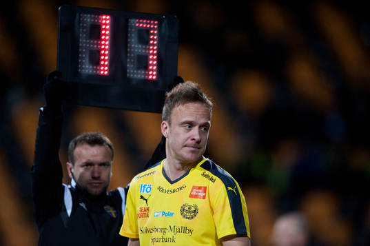 Mjällbys veteran Marcus Ekenberg byts in i matchen i