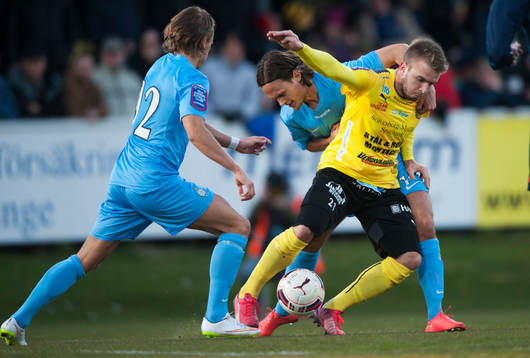 Mjällbys Simon Nilsson stoppas i matchen i Superettan