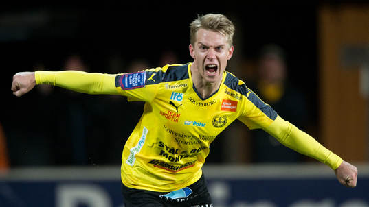 Mjällbys Hampus Bergdahl har kvitterat till 1-1 och jublar