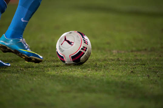 Fotbollsskor Nike och Puma fotboll  i matchen i Superettan