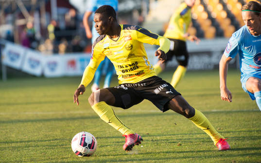 Mjällbys Kwame Bonsu  i matchen i Superettan mellan