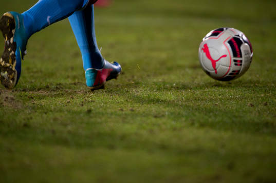 Fotbollsskor Nike och Puma fotboll  i matchen i Superettan