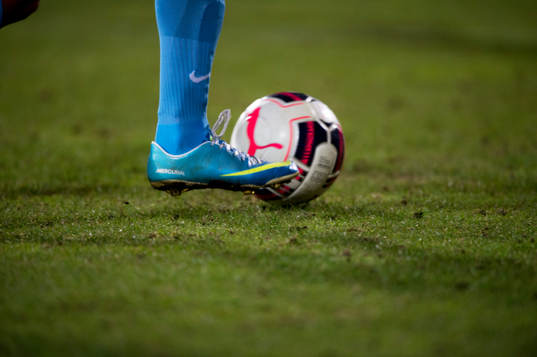 Fotbollsskor Nike och Puma fotboll  i matchen i Superettan