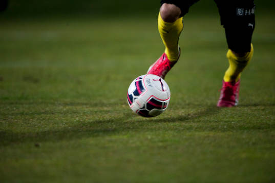 Fotbollsskor Nike och Puma fotboll  i matchen i Superettan