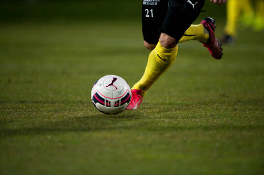 Fotbollsskor Nike och Puma fotboll  i matchen i Superettan