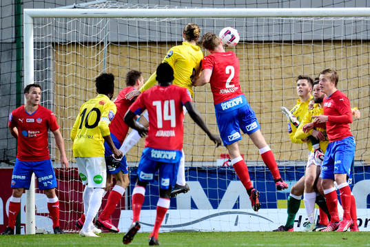 Falkenbergs Tobias Carlsson nickar i mål men det blir
