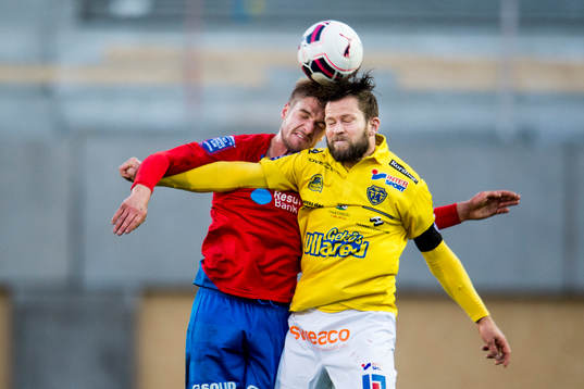 Helsingborgs Johan Mårtensson i nickduell med Falkenbergs