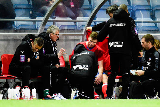 Helsingborgs Carl Johansson blir skadad och utbytt