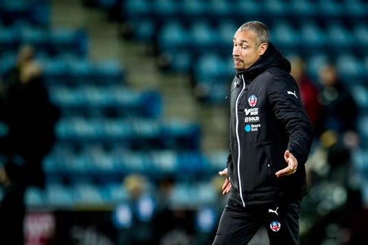 Helsingborgs manager Henrik Larsson ser uppgiven ut