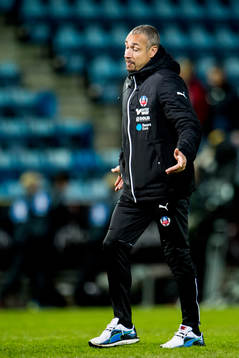 Helsingborgs manager Henrik Larsson ser uppgiven ut