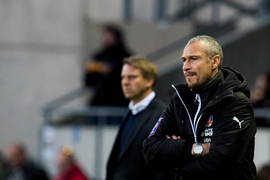 Helsingborgs manager Henrik Larsson och i bakgrunden