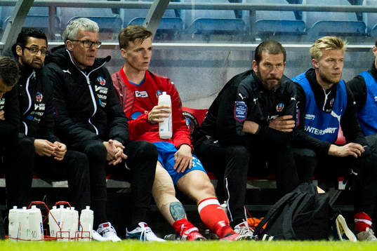 Helsingborgs Carl Johansson byttes ut och fick sitt knä