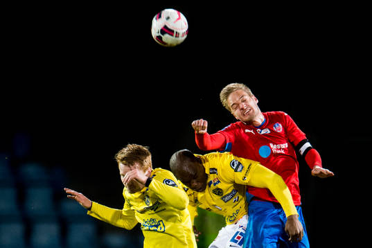 Falkenbergs Dan Keat och Hakeem Araba i nickduell med