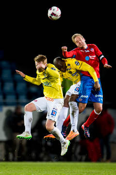 Falkenbergs Dan Keat och Hakeem Araba i nickduell med