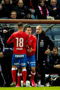 Helsingborgs manager Henrik Larsson bytar ut Jordan Larsson