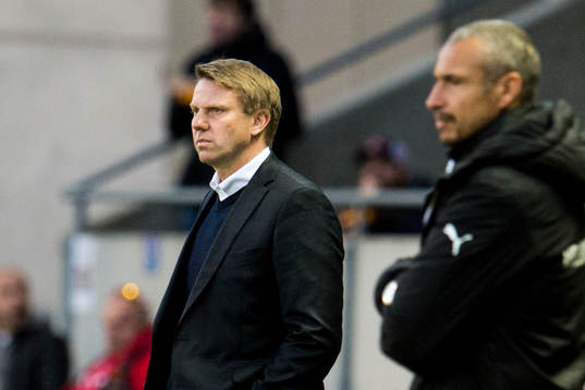 Falkenbergs tränare Hans Eklund och i förgrunden