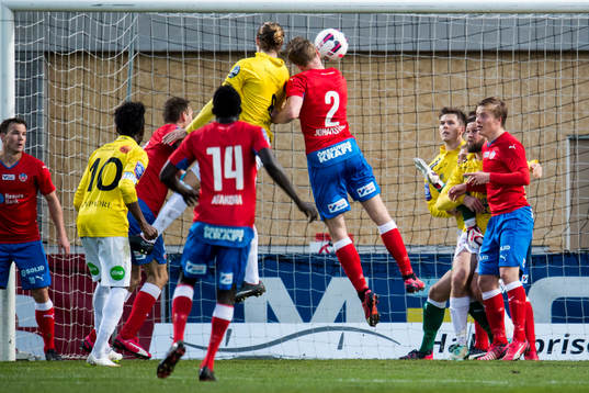 Falkenbergs Tobias Carlsson (m) nickar bollen i mål men