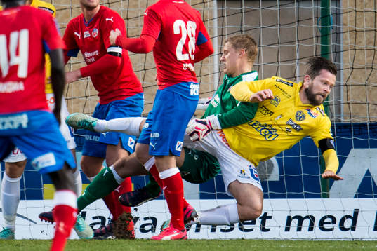 Falkenbergs David Svensson håller fast Helsingborgs