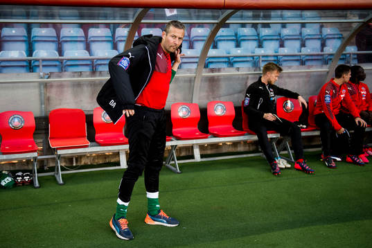 Helsingborgs målvakt Daniel Andersson på bänken