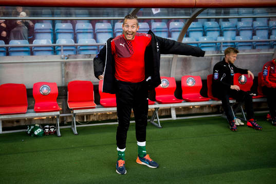 Helsingborgs målvakt Daniel Andersson på bänken