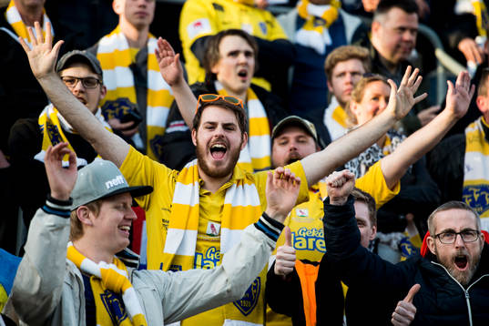 Falkenbergs supportrar jublar