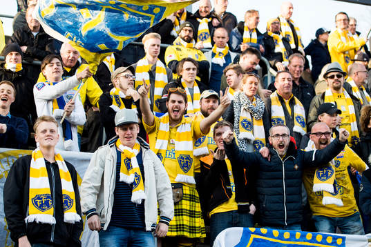 Falkenbergs supportrar jublar