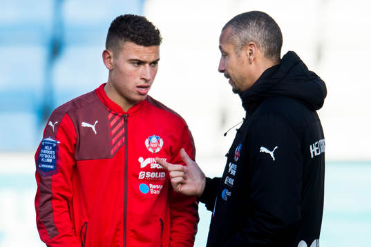 Helsingborgs Jordan Larsson i samtal med manager Henrik