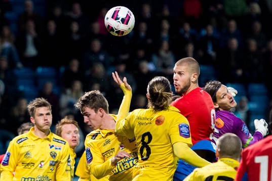 Helsingborgs Robin Simovic oroar bland Falkenbergs spelare