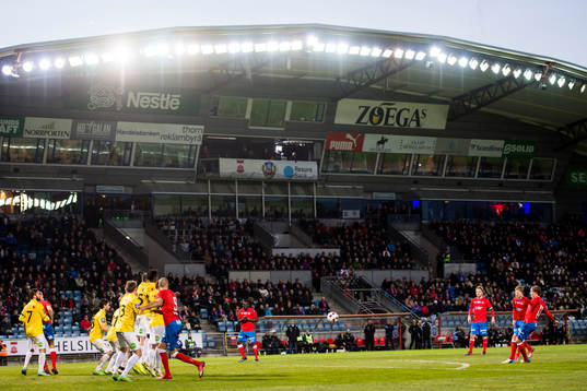 Helsingborgs Darijan Bojanic med en frispark