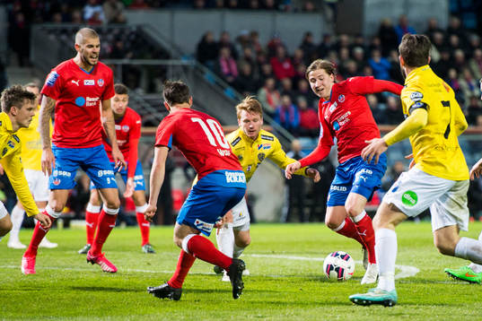 Helsingborgs Darijan Bojanic (h) letar passningar till