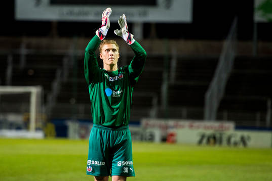 Helsingborgs målvakt Pär Hansson tackar publiken