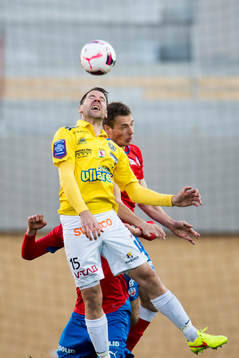 Falkenbergs Stefan Rodevåg i nickduell med Helsingborgs