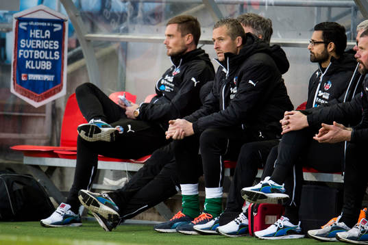 Helsingborgs målvakt Daniel Andersson på bänken