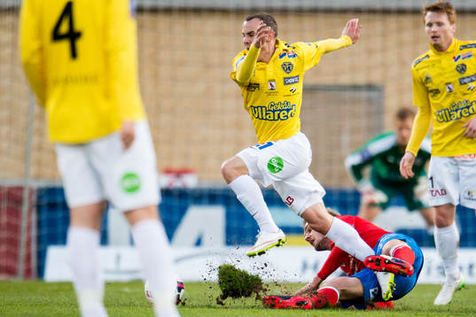 Helsingborgs Johan Mårtensson glidtacklar mot Falkenbergs