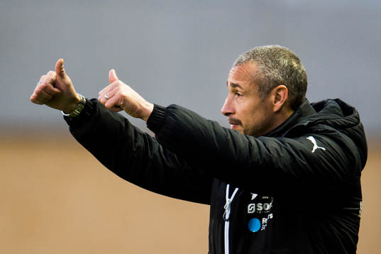 Helsingborgs manager Henrik Larsson gör tummen upp