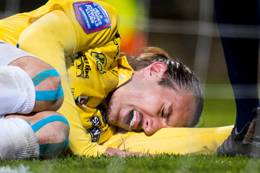 Helsingborgs Victor Palsson har ont