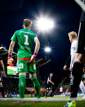 IFK Göteborgs målvakt John Alvbåge kliar sig i baken