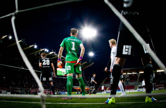 IFK Göteborgs målvakt John Alvbåge kliar sig i baken