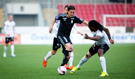 IFK Göteborgs Lasse Vibe och Örebros Ayanda Nkili