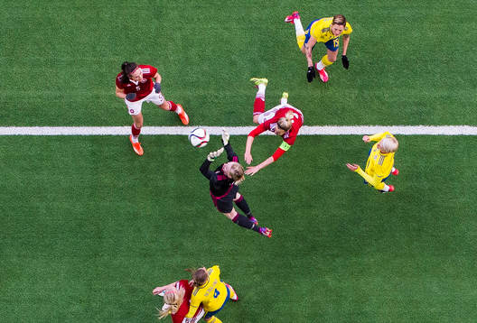 Sveriges målvakt Hedvig Lindahl plockar ner bollen i en