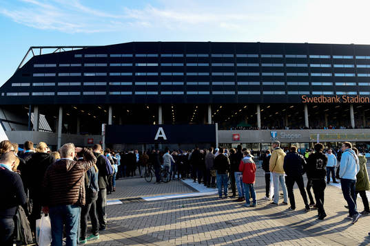 Kö på väg in till arenan