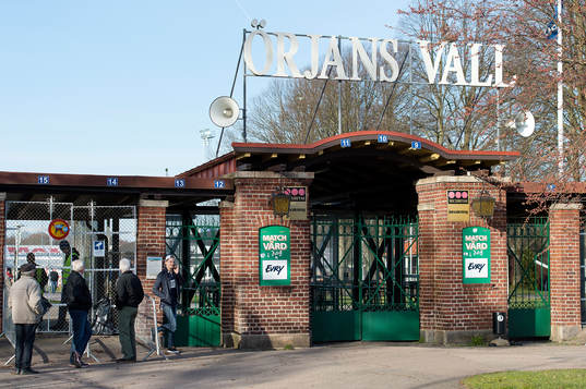 Entrén till Örjans Vall före fotbollsmatchen i
