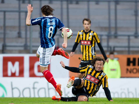 Häckens Diego Lugano glidtacklar Djurgårdens Kevin Walker