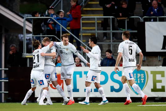 Sundsvalls Eric Larsson och Lars Krogh Gerson kramar om