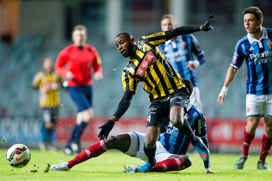 Häckens René Makondele glidtacklas av Djurgårdens Omar