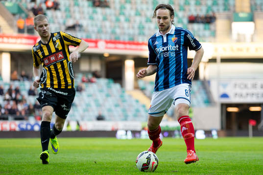 Djurgårdens Kevin Walker före Häckens Simon Gustafson