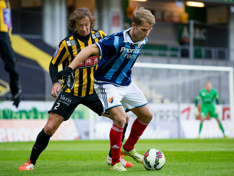 Häckens Diego Lugano i ryggen på täckande Djurgårdens