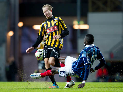 Djurgårdens Omar Colley tacklar Häckens Samuel Gustafson